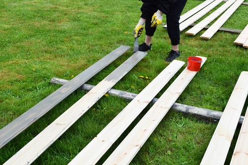 Kilka zasad skutecznej impregnacji drewnianych elementów w ogrodzie